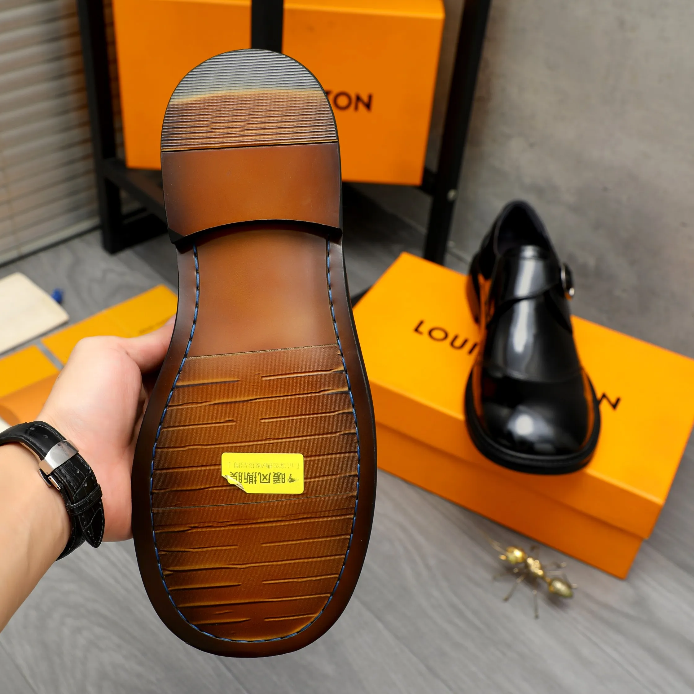 Men's Men's Shoes 💰580 Product trademark: LV "Louis Vuitton" business buckle slip-ons Leather shoes Regular size: 37-46 Product materials: Selected high-quality pearlescent cowhide upper, pigskin lining, rubber outsole
